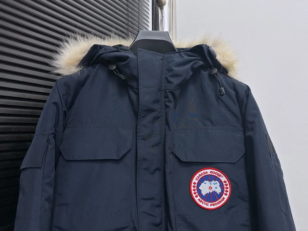 P780 top purchasing version, navy blue (wolf hair is optional) 🇨🇦CANADA GOOES 24 new models 08/couple style Factory direct supply: supplying global purchasing, micro-business, entity, Tmall, high-end stalls and studio cooperation, free shipping! Canada Goose Expedition Parka 2008 is the same style for men and women. It is mid-length and the most timeless classic. All Arctic and Antarctic scientific expedition teams choose Canada Goose as their cold-proof equipment. It is the Rolls-Royce of down jackets. ➖ Industry-leading anti-counterfeiting chip sensing. ➖ Imported Behringer embroidery machines and customized embroidery labels, the highest level and industry leading. ➖ Imported Korean 21-count polyester-cotton blended original fabric, TC85 waterproof coated fabric, water-repellent, windproof and wear-resistant. ➖ The new national standard 80 white duck down is filled with an average of 520 grams of down. The amount of down filled is industry-leading. ➖ 100% nylon lining with double double-layer sealing design to prevent velvet running, and seamless thread design on the cuffs! ➖ Western Canadian Green Wolf Collar. ➖ Yoshida YKK provides original factory-customized electroplated sliders. YKK two-way lockable zippers are tight and smooth and do not peel off paint. ➖ 3M composite Velcro is durable and the accessories and hardware are all custom-made. Note: Our copywriting is only simple and clear. Instead of bragging about the copywriting, it is better to compare and understand with samples. Only for the purest goose, the most dedicated, the most professional, the highest quality, the highest cost performance!  Size:XS-XXL